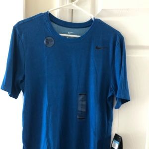 NWT Men’s Nike shirt sleeve shirt size M